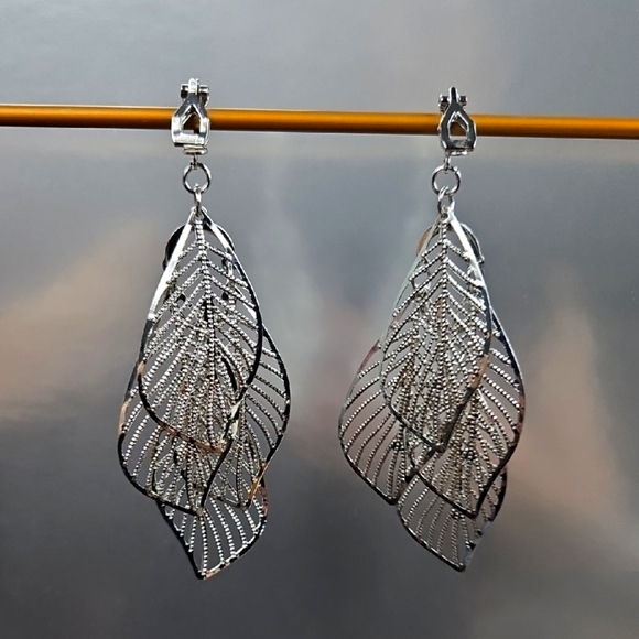 Silver Intricate Leaf Drop Clip On  Earrings Vtg Style - Picture 2 of 11